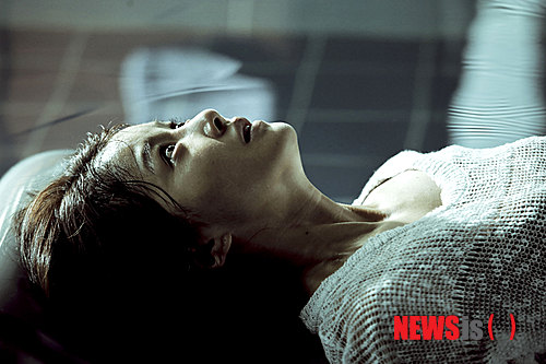 【서울=뉴시스】김정환 기자 = "한국 호러는 '더 웹툰: 예고살인' 전후로 나뉜다." 스릴러, 호러 마니아의 관점에서 내린 평가다.&nbsp; 극 전반부는 이렇다. 어느 날 포털사이트 웹툰 담당팀장이 참혹한 시체로 발견된다. 수사에 나선 형사 '기철'(엄기준)과 '영수'(현우)는 그가 사망 전 인기 호러 웹툰 작가 '지윤'(이시영)으로부터 e-메일로 전송 받은 새 작품을 보던 중 사망에 이르렀다는 사실을 알게 된다. 사망자는 바로 그 웹툰의 등장인물이 죽음을 맞은 모습 그대로 죽어있었다. 기철과 영수는 지윤을 범인으로 지목하지만 지윤은 결백을 주장한다. 그런데 웹툰 팀장 뿐 아니었다. 지윤의 웹툰 속 에피소드들처럼 사람들이 하나 둘씩 죽어나간다. 마치 예고 살인처럼. 그제서야 지윤을 믿게 된 기철은 지윤과 함께 사건을 풀어가기 시작한다. 그리고 마침내 감춰져 있던 충격적 진실이 드러난다.&nbsp; 언제부터인가 한국 호러는 귀신이 여기저기서 펑펑, 뿅뿅 등장하는 정도에 지나지 않았다. 그런 일이 매년 여름마다 반복되다 보니 이제는 식상함을 넘어 피로감마저 들기에 이르렀다. 한때 한국인을 공포의 벼랑 끝으로 몰아갔던 일제 호러들도 요즘은 눈을 크게 뜨고 지켜봐도 될 정도로 유치해졌다. 그러다 보니 오래 묵다 못해 곰삭은 '링'(1999)이나 '주온'(2002) 등이 새삼 그리워질 정도다.&nbsp; 할리우드에서 직송된 호러들도 마찬가지다. 살인마에 의한 참혹한 연쇄살인만 계속 등장하다 보니 면역이 돼버려서인지 이곳저곳 흥건한 피와 나뒹구는 신체 조각들이 거북스럽기만 할뿐 전혀 두렵지 않다. 게다가 최근 등장한 일부 호러들은 다큐멘터리 기법을 활용해 생생하기는 하지만 결말 없이 현재진행형으로 끝나버려 보고난 뒤 찜찜함을 덜어낼 수 없는 것도 사실이다.&nbsp;&nbsp; 물론, '더 웹툰 예고살인'이라고 해서 귀신이 어느 순간, 어느 장소, 어느 모습으로 나타나 등장인물들을 위협할 것이라는 예상까지 벗어던지지는 못했다. 그런 패턴과 공식을 답습한다고 해도 스토리가 워낙 탄탄하니 최소한 귀신의 출현에 납득이 가고, 이해가 된다. 그래서 용서는 물론 만족까지 할 수 있다.&nbsp; 로맨틱 코미디 '와니와 준하'(2001), 멜로 사극 '불꽃처럼 나비처럼'(2009) 등으로 더 유명하지만 호러 '분홍신'(2005) 연출 경력도 있는 김용균(44) 감독이 가장 주안점을 둔 것이 바로 그 점이다. "과거 '분홍신'에서 가진 이야기의 밀도에 대한 아쉬움을 풀고 싶었다"는 김 감독은 "우리 영화의 배우들과 스태프들이 제일 고민했던 부분이 스토리와 귀신 출현의 균형이었다. 맥락 없이 깜짝 놀라기만 한다면 보고 난 뒤 굉장히 기분이 안 좋게 마련이다. 그래서 우리는 놀라는 장면이 있어도 최대한 개연성을 부여해 그 이유가 설득되고, 공감되도록 하려고 했다"고 설명했다.&nbsp; 이 영화에 더욱 애정을 가게 만드는 것은 '웹툰'이다. 단, 그 성격은 다르다. 최근 스릴러 '이웃사람'(2012), 휴먼 액션 '26년'(2012), 액션 '은밀하게 위대하게'(2013) 등 히트한 웹툰을 영화화하는 시도가 유행처럼 번지고 있지만, 이 영화는 웹툰을 영화화한 것이 아니라 순수 창작시나리오를 토대로 했다. 그러면서도 요즘 대세인 웹툰을 102% 활용했다.&nbsp; 먼저, 웹툰을 주된 소재로 이용해 21세기에 귀신이 등장해 원한을 품은 대상에게 복수를 한다는 시대 착오적 허구에 현실성을 부여했다. 또 웹툰을 영화적 장치로 썼다. 실사 커트와 웹툰 커트를 교묘하게 뒤섞어 관객들에게 영화 못잖게 익숙해진 웹툰을 보는 재미를 주는 한편 '웹툰이 살인을 예고한다'는 영화의 이야기를 더욱 생생하게 전달한다.&nbsp;&nbsp; 동시에 차마 영상으로 표현할 수 없는 끔찍한 장면들을 효과적으로 스크린 위에 펼쳐놓는다. 덕분에 이 영화는 영상물등급위원회로부터 '청소년 관람불가' 등급이 아닌 '15세 이상 관람가'를 받아내 흥행에 유리한 고지를 점할 수 있었다.&nbsp; 이 영화의 빼놓을 없는 만족감은 이시영(31) 엄기준(37) 현우(28) 등 배우들에게서 비롯된다. 엄기준이야 그간 SBS TV '유령'을 비롯해 MBC TV '라이프 특별조사팀'(2008), OCN '더 바이러스'(2013) 등 TV 드라마와 2010년 '파괴된 사나이'(감독 우민호) 등 스릴러 장르를 섭렵한 것이나, 정평이 난 연기력 덕에 영화를 보기 전부터 훌륭한 캐스팅으로 여겨진다.&nbsp;&nbsp; 반면, 이시영과 현우는 자칫 의구심이나 불안감을 갖기 쉬운 캐스팅이다. 이시영은 그 동안 로맨틱 코미디 장르에 주로 출연하면서 쌓은 '로코 퀸' 이미지, 현우는 여배우도 울고 갈듯한 꽃미남 외모가 스릴러물과 거리감을 만드는 탓이다. 원톱인 이시영보다 엄기준이 가장 먼저 캐스팅된 것이나 현우가 오디션을 자청해 뛰어난 연기력을 보이기 전까지 김 감독이 캐스팅을 망설였던 것도 어찌 보면 그런 이유 때문이었는지도 모르겠다.&nbsp; 영화를 보고 나니, 김 감독은 선견지명이 있었다. 이시영은 그간 작품을 거듭하며 일취월장해온 연기력을 바탕으로 위험한 거래를 통해 웹툰 작가로 대성공을 거둔 지윤을 잘 표현해내며 '호러 퀸'으로 거듭났다. 김 감독은 "영화를 보기 전에는 이시영에 대해 기존 이미지와 안 어울리지 않을까 하는 의문들을 많이 갖게 마련이다. 그러나 감히 자신있게 말할 수 있는 것은 이시영이 연기를 너무 잘 해줬을 뿐만 아니라 현장에서 감독인 내가 지치고 힘들었던 몇 번의 고비에서 힘을 줬다는 것"이라고 치켜세웠다.&nbsp; 현우는 꽃미남 이미지를 발판 삼아 오히려 극중 충격적 반전의 주인공으로 직행했다. 김 감독은 "캐스팅 당시 현우의 첫인상은 너무 고운 것이 약점이었다. 그런데 현우의 연기를 보고 캐스팅했다. 그리고 현우는 외모적인 반전이 극에 큰 효과를 줬다"며 만족스러워 했다.&nbsp; '더 웹툰'은 27일 공포의 빗장을 연다. 이날은 마침 채닝 테이텀(33) 제이미 폭스(46)의 할리우드 액션 '화이트 하우스 다운'(감독 롤랜드 에머리히)의 개봉일이기도 하다. '은밀하게 위대하게'의 뒤를 이어 할리우드의 대공세로부터 한국 영화를 구할 수 있을까. '맨 오브 스틸'(감독 잭 스나이더)이나 '월드 워 Z'(감독 마크 포스터) 등 할리우드 SF에 비해서는 승산이 있는 맞대결이 아닐까도 싶다. '화이트 하우스 다운'이 약해서가 아니라 '더 웹툰'의 경쟁력이 뛰어나다는 판단에서 품게 되는 기대다.&nbsp; ace@newsis.com