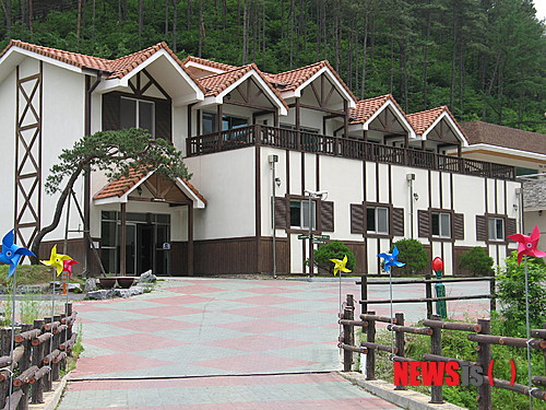 【청양=뉴시스】이진영 기자 = 청정 지역이며 충남의 알프스 지역으로 잘 알려진 충남 청양군이 18일 전국 공공기관 및 기업체 직원들의 여름철 워크숍 장소로 부각 되고 있다.사진은 칠갑산 자연휴양림의 펜션 모습.2013.06.18.(사진= 청양군 제공) photo@newsis.com