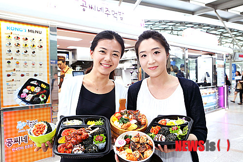 【대전=뉴시스】박희송 기자 = 코레일은 전국의 대표 음식과 세계적으로 유명한 음식 등 다양한 메뉴로 구성된 도시락 매장 4곳이 18일부터 KTX서울역에서 영업을 시작한다. 2013.06.18. (사진=코레일 제공) photo@newsis.com