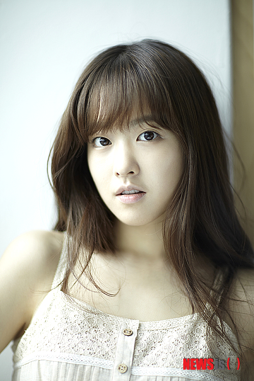 【서울=뉴시스】박영주 기자 = 탤런트 박보영(23)이 영화 ‘피끓는 청춘’에서 ‘일진’ 여고생을 연기한다.&nbsp; ‘피끓는 청춘’은 1980년대 초반 충남 홍성을 배경으로 마지막 교복 세대들이 보여주는 웃음과 감동, 그리고 뜨거운 사랑을 전하는 청춘 코믹 로맨스물이다. ‘거북이 달린다’의 이연우(45) 감독이 메가폰을 잡았다.&nbsp; 박보영은 홍성 일대의 학교를 평정한 여자 일진 ‘영숙’을 맡았다. 거침없는 태도와 카리스마 넘치는 눈빛을 보여줄 예정이다.&nbsp; 7월 크랭크 인한다.&nbsp; gogogirl@newsis.com