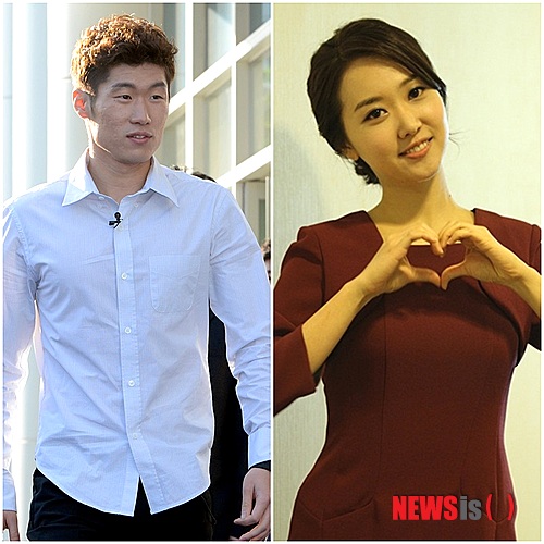 【서울=뉴시스】박영주 기자 = 축구선수 박지성(32·퀸즈 파크 레인저스)과 SBS 김민지(28) 아나운서가 열애 중이다.&nbsp; 김 아나운서와 '풋볼 매거진 골!'을 함께 진행중인 배성재(35) 아나운서와 차범근(60) SBS 해설위원이 다리를 놓았다. 이들은 결혼을 전제로 진지하게 교제하고 있는 것으로 알려졌다.&nbsp; 김민지와 박지성은 드라이브를 하거나 커피숍에서 만나 데이트를 했다. 18일 밤에는 한강시민공원에서 2014 브라질 월드컵 아시아지역 최종예선인 한국과 이란의 경기를 함께 지켜보기도 했다.&nbsp; 박지성은 20일 'JS파운데이션 재능학생 후원금 전달식' 기자회견에서 열애 사실을 인정, 결혼 계획을 공개할 예정이다.&nbsp; 한편, 2002 한·일월드컵 4강 신화의 주역인 박지성은 2006 독일월드컵과 2010 남아공월드컵에서 연속 골을 넣는 등 2000년대 초반 한국 축구의 아이콘으로 자리매김했다.&nbsp; 2005년부터 2012년 6월까지는 잉글랜드 프리미어리그(EPL) 최고 명문인 맨체스터 유나이티드에서 205경기에 출장해 27골을 기록했다.&nbsp; 최근 탤런트 김사랑(35)과 9월 결혼설에 휩싸였지만 부인한 바 있다.&nbsp; 김민지는 이화여자대학교 서양화과를 졸업한 후 SBS 아나운서로 입사, '풋볼매거진 골!'과 '생방송 투데이'를 진행 중이다. 서울중앙지법 부장판사 출신 김덕진 변호사와 수원대학교 미술대학에서 동양화를 가르치고 있는 오명희 교수의 1남2녀 가운데 둘째딸이다.&nbsp; gogogirl@newsis.com