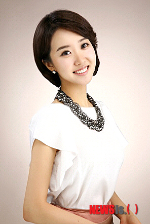 【서울=뉴시스】박영주 기자 = 축구스타 박지성(32·퀸즈파크 레인저스)의 애인은 SBS 김민지(28) 아나운서다.&nbsp; 김 아나운서는 선화예술고등학교, 이화여자대학교 서양화과를 졸업했다. 이후 KBS N에 아나운서로 입사해 '2010 남아공 월드컵 리포트' '아이 러브 베이스볼 시즌2' 등을 진행하다 2010년 김우주, 유혜영 아나운서와 함께 SBS 아나운서가 됐다.&nbsp; SBS 러브FM '김민지의 행복한 아침', SBS TV '생방송 투데이' '순간포착 세상에 이런 일이', 축구 전문 프로그램 '풋볼 매거진 골!' 등을 진행하고 있다.&nbsp; 2012년 런던올림픽 때는 '일간 하이라이트' 방송 중 하얀 스커트로 내리쬔 조명 탓에 속옷이 노출되는 방송 사고를 당해 주목받기도 했다.&nbsp; 서울중앙지법 부장판사를 지낸 김덕진 변호사와 수원대학교 미술대학에서 동양화를 가르치고 있는 오명희 교수의 1남2녀 중 둘째딸이다.&nbsp; 한편, 김 아나운서와 박지성은 결혼을 전제로 교제 중이다. 배성재(35) 아나운서와 차범근(60) SBS 해설위원의 소개로 만났다.&nbsp; 김민지와 박지성은 18일 밤 한강시민공원에서 2014 브라질 월드컵 아시아지역 최종예선인 한국과 이란 경기를 지켜보며 데이트를 했다.&nbsp; gogogirl@newsis.com