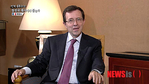 【서울=뉴시스】유상우 기자 = KTV는 6·25동란 정전 60주년을 맞이해 주요 참전국 대사와 연속으로 인터뷰하는 특별기획 ‘정전 60주년, 참전국 대사에게 듣는다’ 시리즈를 21일부터 7월19일까지 금요일 오전 11시30분에 방송한다.&nbsp; 첫회 프랑스 편에서는 프랑스 대사관의 제롬 파스키에 대사와 에릭 주앙 대령이 지난 60년간 이뤄진 한국의 발전상과 양국 우호관계에 대해 말한다. 프랑스는 1950년 11월 UN군의 일원으로 참전해 크고 작은 전투에서 활약했다. 269명 사망, 부상 1008명 등 인적손실을 입었다.&nbsp; 파스키에 프랑스 대사는 1988년부터 1992년까지 한국에서 근무했다가 20년 만에 다시 한국에 오게 됐다. “당시 전국을 여행하며 가는 곳마다 항상 따뜻한 환대를 받았다”며 “20년 만에 다시 찾으니 한국이 놀라울 정도로 달라졌다”고 밝혔다.&nbsp; 주앙 대령은 “전쟁 중에 그들 곁에서 쓰러져간 전우들의 희생 덕분에 오늘날 한국이 이렇게 발전했다는 사실에 참전용사들은 감격과 함께 흥미를 동시에 느낀다”고 말했다.&nbsp; 냉랭한 남북관계에 대해 프랑스는 항상 UN 안전보장이사회 내에서 한국 정부를 지지해왔다. 한반도의 비핵화에 대한 지지도 분명히 표명했다.&nbsp; 방송에서는 이 밖에 대학 차원의 협력과 학생 교류, 최근 한류 열풍에 따라 한국에 매료된 프랑스 젊은이들, 문화융성의 모범 사례로 손꼽히는 프랑스의 장점과 이를 위해 양국이 협력할 방안 등을 짚는다.&nbsp; swryu@newsis.com