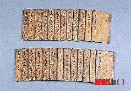 【서울=뉴시스】유상우 기자 = 국립중앙박물관은 22일 오후 2시 대강당에서 공개강좌 ‘토요일 오후, 인문학 정원’을 연다.&nbsp; 고미숙 고전평론가가 ‘동의보감으로 읽는 몸의 인문학’을 주제로 강연한다. 명의로서뿐 아니라 대학자로서의 허준, 즉 유의(儒醫)로서의 허준을 살펴보고 ‘동의보감’이 동양의학사에서 차지하는 위치를 조명한다.&nbsp;&nbsp; 국악연주도 준비돼 있다. 한양대 국악과에서 공부한 전성우씨가 태평소 시나위인 ‘호적풍류’를 들려준다.&nbsp; 누구나 사전 신청 없이 참여할 수 있다. 6~7월, 9~11월 매달 넷째 주 토요일 오후 2~4시에 진행된다. 무료.&nbsp; swryu@newsis.com