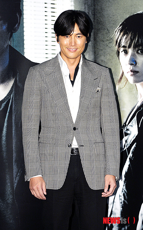 【서울=뉴시스】강진형 기자 = 배우 정우성이 19일 오후 서울 성동구 CGV왕십리에서 열린 영화 '감시자들' 시사회에서 포토타임을 갖고 있다. 2013.06.19. marrymero@newsis.com