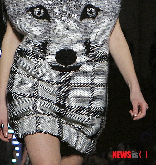 【서울=뉴시스】이성미의 ‘新연애학’ <13> 요즘 ‘핫’한 노래의 “영화 속 천사같은 여주인공, 그 옆에 더 끌리는 나쁜 여자”라는 가사가 자꾸 귀에 들어옵니다. 그녀는 독설을 날려도 빛이 나고, 거부할 수 없는 묘한 매력이 있는 여자입니다. 여자들끼리는 “여우 같다”고 욕을 하지만, 남자들은 그런 스타일의 여자를 좋아한다면서요? 결혼정보회사 선우 커플매니저 www.couple.net