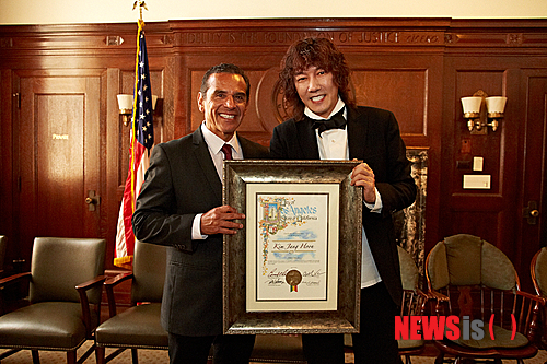 【서울=뉴시스】이재훈 기자 = 미국에서 활동 중인 가수 김장훈이 안토니오 비아라고사 로스앤젤레스(LA) 시장의 감사패를 받았다.&nbsp; 소속사 공연세상에 따르면 김장훈은 19일 오전 11시45분(현지시간) LA시의회 초청으로 LA시청을 방문, 바아라고사 시장과 30분간 환담을 나눈 뒤 감사패를 받았다.&nbsp; 공연세상은 "김장훈이 미국 공연수익금을 기부하고 현지에서 봉사한 점을 높이 사서 시의회가 감사패를 수여했다"고 알렸다.&nbsp; 비아라고사 시장은 멕시코계 미국인으로 8년간 LA 시장을 맡으며 차기 캘리포니아 주지사 후보 0순위로 꼽히고 있다. 특히, 소외된 사람들에 대한 정책과 배려로 명망이 높다.&nbsp; 공연세상은 "비아라고사 시장이 김장훈에게 한국인 뿐만 아니라 히스패닉, 흑인 등 다민족이 모여 사는 미국에서 나눔과 문화에 대한 일들을 함께 해줄 것을 구체적으로 제안했고 김장훈 또한 적극 동참을 약속했다"고 전했다.&nbsp; 김장훈은 "처음에 연락을 받고 좀 당황했다. 이제 시작일 뿐이고 크게 한 일도 없는데 이런 상을 받을 줄은 몰랐다"면서 "상을 받은것은 물론 감사하다. 자극을 받은 것이 소득이라고 생각한다"고 말했다.&nbsp; 김장훈은 8월3일 경기도 DMZ세계평화콘서트의 기획과 연출을 위해 일시 귀국한다. 콘서트를 끝낸 뒤 다시 미국으로 가 '국격 프로젝트 투어'를 계속한다.&nbsp; realpaper7@newsis.com&nbsp;&nbsp; 