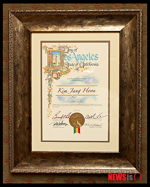 【서울=뉴시스】이재훈 기자 = 미국에서 활동 중인 가수 김장훈이 안토니오 비아라고사 로스앤젤레스(LA) 시장의 감사패를 받았다.&nbsp; 소속사 공연세상에 따르면 김장훈은 19일 오전 11시45분(현지시간) LA시의회 초청으로 LA시청을 방문, 바아라고사 시장과 30분간 환담을 나눈 뒤 감사패를 받았다.&nbsp; 공연세상은 "김장훈이 미국 공연수익금을 기부하고 현지에서 봉사한 점을 높이 사서 시의회가 감사패를 수여했다"고 알렸다.&nbsp; 비아라고사 시장은 멕시코계 미국인으로 8년간 LA 시장을 맡으며 차기 캘리포니아 주지사 후보 0순위로 꼽히고 있다. 특히, 소외된 사람들에 대한 정책과 배려로 명망이 높다.&nbsp; 공연세상은 "비아라고사 시장이 김장훈에게 한국인 뿐만 아니라 히스패닉, 흑인 등 다민족이 모여 사는 미국에서 나눔과 문화에 대한 일들을 함께 해줄 것을 구체적으로 제안했고 김장훈 또한 적극 동참을 약속했다"고 전했다.&nbsp; 김장훈은 "처음에 연락을 받고 좀 당황했다. 이제 시작일 뿐이고 크게 한 일도 없는데 이런 상을 받을 줄은 몰랐다"면서 "상을 받은것은 물론 감사하다. 자극을 받은 것이 소득이라고 생각한다"고 말했다.&nbsp; 김장훈은 8월3일 경기도 DMZ세계평화콘서트의 기획과 연출을 위해 일시 귀국한다. 콘서트를 끝낸 뒤 다시 미국으로 가 '국격 프로젝트 투어'를 계속한다.&nbsp; realpaper7@newsis.com&nbsp;&nbsp; 