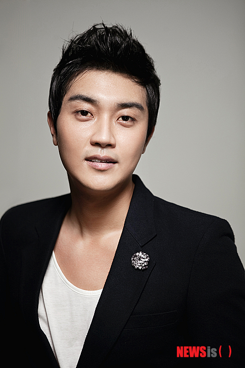 【서울=뉴시스】박영주 기자 = 탤런트 여현수(31)가 20일 오전 부친상을 당했다. 　&nbsp; 여현수의 아버지는 5년간 폐암으로 투병했다. 빈소는 가톨릭대 서울성모병원 장례식장에 마련됐다. 발인 22일 오전.&nbsp; 여현수는 18일 트위터에 "오늘 아버님께서 중환자실로 이동하셨습니다. 이겨내실겁니다. 기도해주세요"라며 안타까워했다.&nbsp; 여현수의 매니지먼트사 올라운드엔터테인먼트는 "5년 이상 간호에 매달려온 여현수가 무척 낙담하고 있다"고 전했다.&nbsp; gogogirl@newsis.com 