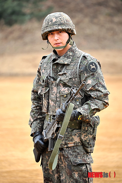 【서울=뉴시스】유상우 기자 = 평화주의자·군사전문가·튀김전문가·퍼펙트가이·해머왕·삽질왕….&nbsp; 탤런트 류수영(34)이 MBC TV ‘일밤-진짜 사나이’를 통해 얻은 수식어들이다. 사격을 하면서 “나는 평화주의자”라고 외쳤고, 300인분의 탕수육을 만들며 ‘튀김전문가’가 됐다. 또 K-9 자주포의 활용법과 수출 현황까지 술술 풀어내는 군사지식은 물론 해머질과 삽질 실력도 뽐냈다.&nbsp; 류수영이 ‘진짜 사나이’를 통해 색다른 예능감각을 드러내며 주목받고 있다. 그에게 ‘진짜 사나이’는 “마약 같은 프로그램이다. 새롭게 합류한 장혁도 한번 찍더나 푹 빠질 정도”라고 소개했다. 장혁(37)은 최근 그룹 ‘제국의 아이들’의 박형식(22)과 ‘진짜 사나이’에 합류했다.&nbsp; 류수영은 “장혁과 박형식의 투입으로 일곱명이 돼 풍성해진 느낌”이라며 좋아했다.&nbsp; 류수영과 장혁은 2002년 SBS TV 드라마 ‘명랑소녀 성공기’를 통해 알게 됐다. “장혁은 열심히 하기로는 첫 번째다. ‘명랑소녀 성공기’ 때 나는 신인이었고 장혁은 어느 정도 자리를 잡았다. 그때 나도 일주일에 열 시간도 못 자면서 최선을 다했다고 생각했는데 장혁은 더 열심히 했다”고 기억을 떠올렸다.&nbsp; “장혁은 뭐든지 열심히 한다. 훈련하는 것 한 번 봐라. 선착순 할 때도 목숨걸고 한다. 그런 모습이 아름답다”고 치켜세웠다.&nbsp; 박형식에 대해서는 “처음에는 잘 몰랐다”며 웃었다. “여자 아이돌을 알기도 바쁜데 남자 아이돌을 어떻게 아느냐”면서도 “그 친구 매력이 많고 재밌다”고 기특해했다.&nbsp; 출연진과 모이면 “댓글 이야기도 많이 한다. 나는 악성댓글 2500여개를 받아봤다고 했는데 장혁은 12만개를 받은 적이 있다고 하더라”며 “악성댓글을 보면 속상하기도 하다”고 토로했다. 우울증은 “성격이 밝아서 단기적인 우울증은 있지만, 잘 걸리지 않는다”고 답했다.&nbsp; 출연자들과는 이미 한몸이 됐다. “같은 방송을 하더라도 친해지기가 쉽지 않다. 그러나 우리 프로그램 출연자들은 그렇지 않다. 촬영이 끝나도 카톡으로 수다를 떤다. 잠깐 안 본 사이에 70~80여개의 대화가 와 있을 정도”라고 전했다.&nbsp; 촬영분량보다 적게 나와 아쉽기도 하다. “100으로 치면 6~7%밖에 안 나온다. 훈련 과정에서 꼼수는 없다. 이동할 때도 군인과 똑같이 행동하지만 그런 모습들은 나오지 않는다”는 것이다.&nbsp; “유격훈련은 쉽지 않았다”고 털어놓았다. “완벽하게 한다. 다치겠다 싶으면 끊는다. 방송이란 게 힘들게 포장하는 것도 있지만, 사실 더 힘들게 찍어도 나오지 않는 부분이 많다. 그런 과정이 있었기에 독기 가 자연스럽게 나오는 것”이라며 “그게 우리 프로그램의 매력”이라고 강조했다.&nbsp; 조교로 만난 휘성(31) 이야기도 빼놓지 않았다. “휘성은 로봇 같았다. 사실 너무했다. 알고 보니 고등학교 후배였는데, 미리 알았더라면 한 마디 했을 것”이라며 웃었다.&nbsp; “김수로도 열을 받았는데 웃으면서 넘어갔다. 그 친구도 군인다운 모습을 보여주려고 했을 것”이라면서 “지나고 나니까 다른 조교와 비교하면 휘성은 양반이었다”고 너스레도 떨었다.&nbsp; 류수영은 MBC TV 수목극 ‘여왕의 교실’ 후속으로 8월 방송될 ‘투윅스’ 촬영도 앞두고 있다. 11월에 개봉 예정인 영화 ‘변호인’에도 특별출연했다.&nbsp; swryu@newsis.com