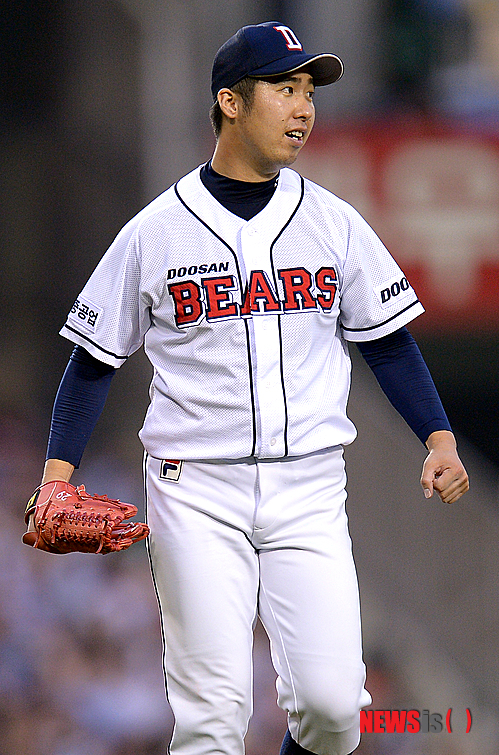 【서울=뉴시스】김인철 기자 = 20일 오후 서울 잠실야구장에서 열린 2013 한국야쿠르트 세븐 프로야구 두산 베어스와 롯데 자이언츠의 경기에서 4회초 2사 1, 3루 상황 롯데 신본기를 삼진아웃으로 처리한 두산 선발 유희관이 환호하고 있다. 2013.06.20.&nbsp; yatoya@newsis.com