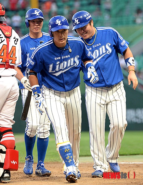 【인천=뉴시스】고범준 기자 = 20일 오후 인천 문학야구장에서 열린 2013 한국야쿠르트 세븐 프로야구 SK 와이번스와 삼성 라이온즈의 경기에서 3회초 2사 1,3루 삼성 이승엽이 통산 352번째 홈런을 치고 동료들의 축하를 받고 있다. 2013.06.20.&nbsp; bjko@newsis.com