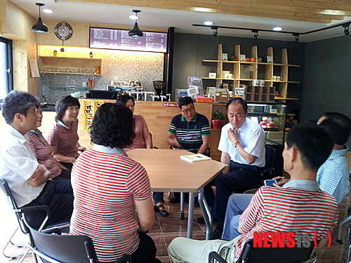 【공주=뉴시스】노왕섭 기자 = 류붕걸 대전충남지방 중소기업청장이 지난 20일 공주산성시장을 방문했다. 문화관광형사업의 일환으로 만들어진 산성시장 문화공원내 ‘라디오 마루’에서 전경일 공주시 산업국장, 유연식 상인회장, 상인DJ 등과 함께 환담을 나누고 있다. 2013.06.21. (사진=공주시청 제공)&nbsp; photo@newsis.com&nbsp; 