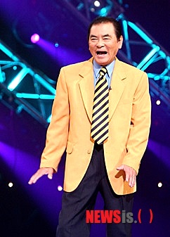 【서울=뉴시스】오제일 기자 = 코미디언 남철(79·윤성노)이 별세했다.&nbsp; 한국방송코미디언협회 관계자는 "당뇨 등 합병증으로 21일 오전 10시께 돌아가셨다"며 "남철·남성남 콤비로 50년간 활동해오다가 거동이 불편해진 지는 1년 정도 됐다. 남성남 선생도 큰 충격에 빠진 상태"라고 전했다.&nbsp; 1972년 TBC 코미디언으로 데뷔한 고인은 MBC TV '웃으면 복이와요' '일요일 밤의 대행진' '청춘행진곡' 등에 출연했다. 특히, 남성남(82·이천백)과 콤비를 이뤄 웃음을 선사했다.&nbsp; 2000년 제7회 대한민국 연예예술상 문화관광부장관 표창, 2011년 제2회 대한민국 대중문화예술상 대통령 표창 등을 받았다.&nbsp; 장례는 코미디언협회장으로 치러진다. 서울아산병원 장례식장 31호, 발인 23일.&nbsp; kafka@newsis.com 