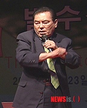 【서울=뉴시스】박영주 기자 = 코미디언 남철(79·윤성노)이 21일 오전 10시께 별세했다.&nbsp; 고인은 1972년 TBC 코미디언으로 데뷔해 70~80년대 슬랩스틱 코미디를 이끌었다. MBC TV '웃으면 복이와요'(1979)와 '일요일 밤의 대행진'(1981) '청춘행진곡'(1984) 등에 출연했다. 코미디언 남성남(82·이천백)과 콤비를 이뤄 '개다리춤' '왔다리갔다리춤'을 유행시켰다.&nbsp; 1996년까지 '웃으면 복이 와요'에 출연했고 이후 지방을 순회하며 '복고(福GO)클럽' 공연을 펼쳐왔다. 또 2003년 SBS TV '웃음을 찾는 사람들'에 남성남과 함께 등장했고, 10개월 전 SBS TV '좋은아침' 스튜디어에도 나왔다. '새댁 나팔을 불기 시작했다'(1984) 등 영화에서도 활약했다.&nbsp; 2000년에는 제7회 대한민국 연예에술상 문화관광부장관 표창, 2011년 제2회 대한민국 대중문화예술상 대통령상 표창을 받았다.&nbsp; 한국방송코미디언협회 관계자는 "당뇨 등 합병증으로 돌아가셨다. 1년 전부터 거동이 불편했으며 지난달 20일 병세가 악화돼 입원 치료를 받아왔다"고 전했다.&nbsp; 장례는 코미디언협회장으로 치러진다. 서울아산병원 장례식장 31호, 발인 23일.&nbsp; gogogirl@newsis.com 