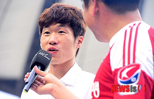 【서울=뉴시스】전신 기자 = 21일 오후 서울월드컵경기장에서 열린 K리그 올스타전 2013 시작 전 박지성이 인터뷰를 하고 있다. 2013.06.21.&nbsp; photo1006@newsis.com