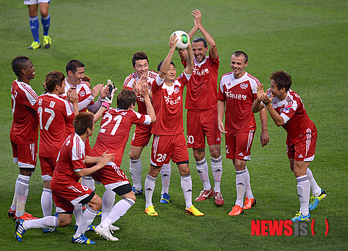 【서울=뉴시스】김인철 기자 = 21일 오후 서울월드컵경기장에서 열린 2013 하나은행 K리그 올스타전에서 전반 22분 클래식팀 이동국이 첫골을 넣자 클래식팀 이천수와 선수들이 출산 세리머니를 하고 있다. 2013.06.21.&nbsp; yatoya@newsis.com