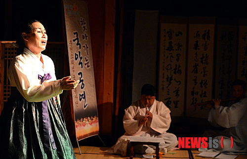 【서울=뉴시스】조성봉 기자= 21일 오후 서울 종로구 창덕궁 소극장에서 열린 아리랑한마당에서 명창 기연옥이 아리랑을 열창하고 있다. 2013.06.21.&nbsp;&nbsp; suncho21@newsis.com 