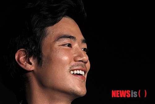 【서울=뉴시스】김정환 기자 = 영화배우 김강우(36)가 둘째 아들을 얻었다.&nbsp; 소속사 나무엑터스는 “김강우의 아내 한무영씨가 21일 오후 3.65㎏의 건강한 아들을 낳았다”며 “김강우는 종일 산모 곁을 지켰다. 산모와 아기 모두 건강하다”고 전했다.&nbsp; 김강우는 7년 연애 끝에 2010년 6월 한 살 연하의 한씨와 결혼, 이듬해 4월 첫 아들을 안았다. 한씨는 탤런트 한혜진(32)의 언니다.&nbsp; 김강우는 김효진(29) 주지훈(31) 이연희(25)와 함께 로맨틱 코미디 영화 ‘결혼전야’(감독 홍지영) 막바지 촬영 중이다.&nbsp; ace@newsis.com 