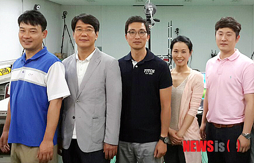 【대전=뉴시스】유순상 기자 = 충남대 체육학과 오정환(왼쪽 두번째) 교수·이승민(왼쪽 세번째)교수와 연구원들이 23일부터 오는 30일까지 몽골 국가대표 트레이닝 센터에서 몽골 국가대표 선수들의 경기력 향상을 돕는다. 교내에서 기념촬영을 하고 있다.2013.06.14.(사진=충남대 제공)&nbsp; ssyoo@newsis.com