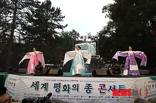 【서울=뉴시스】오제일 기자 = 2013 월드 미스 유니버시티(WMU) 세계 대학생 평화봉사 사절단 한국대회 여대생 80명이 강원도 화천을 찾았다.&nbsp; 화천 평화의댐 일대에서 열린 평화안보 문학축전 백일장에 전원 참가했다. 이어 화천읍 붕어섬에서 열린 평화의종 콘서트 무대에 올라 평화자선 패션쇼도 선보였다.&nbsp; WMU는 1986년 UN 제정 '세계평화의 해'를 계기로 창설됐다. 매년 세계대회를 열어 107개국 대표 여대생 가운데 지(智) 덕(德) 체(體)를 겸비한 세계대학생 평화봉사사절단을 선발해오고 있다. WMU 2013 한국대회는 지난달 예선을 개최해 1000여명의 지원자 중 80명을 선발했다.&nbsp; 이들은 22일 국립현충원 참배를 시작으로 새마을 연수원, 용인시 산업시찰, 강원 화천 평화안보 문화축전, 평화포럼, 안보전적지 순례, 7사단 병영체험, 어르신 큰잔치 등에 참가한 뒤 캄보디아로 봉사활동을 떠난다. 귀국 후 백제문화제 등 문화사적지 탐방, 인천 송도 센트럴 해돋이 공원 환경캠페인, 2014 인천 아시안게임 성공기원 자선 한복패션쇼 등을 한다.&nbsp; 본선은 7월9일 오후 6시 서울 광장동 쉐라톤워커힐 호텔에서 펼쳐진다.&nbsp; kafka@newsis.com