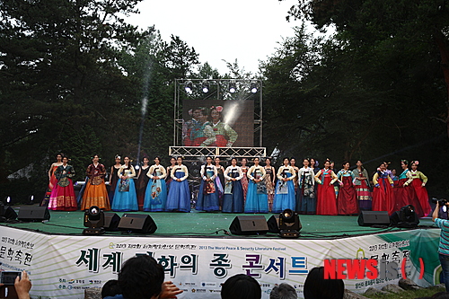 【서울=뉴시스】오제일 기자 = 2013 월드 미스 유니버시티(WMU) 세계 대학생 평화봉사 사절단 한국대회 여대생 80명이 강원도 화천을 찾았다.&nbsp; 화천 평화의댐 일대에서 열린 평화안보 문학축전 백일장에 전원 참가했다. 이어 화천읍 붕어섬에서 열린 평화의종 콘서트 무대에 올라 평화자선 패션쇼도 선보였다.&nbsp; WMU는 1986년 UN 제정 '세계평화의 해'를 계기로 창설됐다. 매년 세계대회를 열어 107개국 대표 여대생 가운데 지(智) 덕(德) 체(體)를 겸비한 세계대학생 평화봉사사절단을 선발해오고 있다. WMU 2013 한국대회는 지난달 예선을 개최해 1000여명의 지원자 중 80명을 선발했다.&nbsp; 이들은 22일 국립현충원 참배를 시작으로 새마을 연수원, 용인시 산업시찰, 강원 화천 평화안보 문화축전, 평화포럼, 안보전적지 순례, 7사단 병영체험, 어르신 큰잔치 등에 참가한 뒤 캄보디아로 봉사활동을 떠난다. 귀국 후 백제문화제 등 문화사적지 탐방, 인천 송도 센트럴 해돋이 공원 환경캠페인, 2014 인천 아시안게임 성공기원 자선 한복패션쇼 등을 한다.&nbsp; 본선은 7월9일 오후 6시 서울 광장동 쉐라톤워커힐 호텔에서 펼쳐진다.&nbsp; kafka@newsis.com