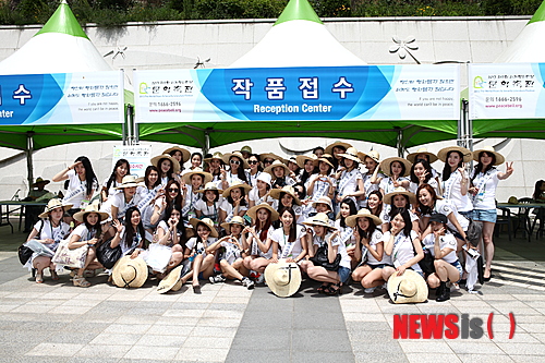 【서울=뉴시스】오제일 기자 = 2013 월드 미스 유니버시티(WMU) 세계 대학생 평화봉사 사절단 한국대회 여대생 80명이 강원도 화천을 찾았다.&nbsp; 화천 평화의댐 일대에서 열린 평화안보 문학축전 백일장에 전원 참가했다. 이어 화천읍 붕어섬에서 열린 평화의종 콘서트 무대에 올라 평화자선 패션쇼도 선보였다.&nbsp; WMU는 1986년 UN 제정 '세계평화의 해'를 계기로 창설됐다. 매년 세계대회를 열어 107개국 대표 여대생 가운데 지(智) 덕(德) 체(體)를 겸비한 세계대학생 평화봉사사절단을 선발해오고 있다. WMU 2013 한국대회는 지난달 예선을 개최해 1000여명의 지원자 중 80명을 선발했다.&nbsp; 이들은 22일 국립현충원 참배를 시작으로 새마을 연수원, 용인시 산업시찰, 강원 화천 평화안보 문화축전, 평화포럼, 안보전적지 순례, 7사단 병영체험, 어르신 큰잔치 등에 참가한 뒤 캄보디아로 봉사활동을 떠난다. 귀국 후 백제문화제 등 문화사적지 탐방, 인천 송도 센트럴 해돋이 공원 환경캠페인, 2014 인천 아시안게임 성공기원 자선 한복패션쇼 등을 한다.&nbsp; 본선은 7월9일 오후 6시 서울 광장동 쉐라톤워커힐 호텔에서 펼쳐진다.&nbsp; kafka@newsis.com