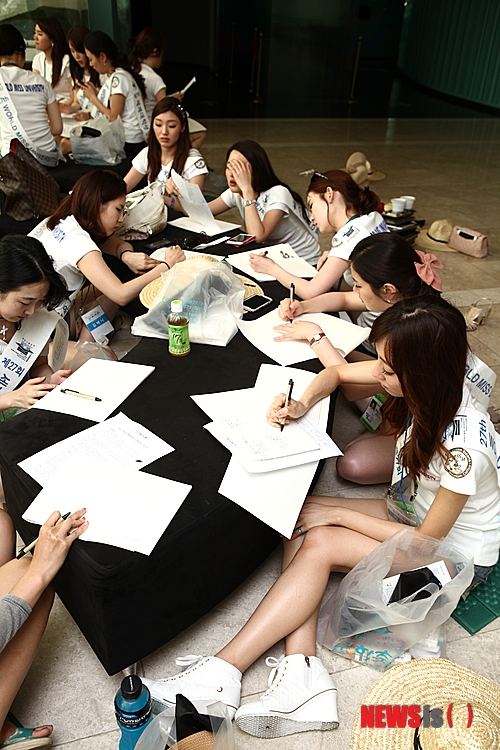 【서울=뉴시스】오제일 기자 = 2013 월드 미스 유니버시티(WMU) 세계 대학생 평화봉사 사절단 한국대회 여대생 80명이 강원도 화천을 찾았다.&nbsp; 화천 평화의댐 일대에서 열린 평화안보 문학축전 백일장에 전원 참가했다. 이어 화천읍 붕어섬에서 열린 평화의종 콘서트 무대에 올라 평화자선 패션쇼도 선보였다.&nbsp; WMU는 1986년 UN 제정 '세계평화의 해'를 계기로 창설됐다. 매년 세계대회를 열어 107개국 대표 여대생 가운데 지(智) 덕(德) 체(體)를 겸비한 세계대학생 평화봉사사절단을 선발해오고 있다. WMU 2013 한국대회는 지난달 예선을 개최해 1000여명의 지원자 중 80명을 선발했다.&nbsp; 이들은 22일 국립현충원 참배를 시작으로 새마을 연수원, 용인시 산업시찰, 강원 화천 평화안보 문화축전, 평화포럼, 안보전적지 순례, 7사단 병영체험, 어르신 큰잔치 등에 참가한 뒤 캄보디아로 봉사활동을 떠난다. 귀국 후 백제문화제 등 문화사적지 탐방, 인천 송도 센트럴 해돋이 공원 환경캠페인, 2014 인천 아시안게임 성공기원 자선 한복패션쇼 등을 한다.&nbsp; 본선은 7월9일 오후 6시 서울 광장동 쉐라톤워커힐 호텔에서 펼쳐진다.&nbsp; kafka@newsis.com