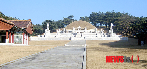 【대전=뉴시스】박희송 기자 = 문화재청은 북한이 세계유산으로 등재 신청한 '개성역사유적지구(The Historic Monuments and Sites in Kaesong)'가 23일 캄보디아 프놈펜에서 열린 유네스코 제37차 세계유산위원회(The World Heritage Committee)에서 세계유산(World Heritage)으로 등재가 확정됐다고 밝혔다. 사진은 지난 2005년 11월20일 왕건왕릉 전경. 2013.06.23. (사진=이혜은 동국대교수 제공)&nbsp; photo@newsis.com&nbsp; 