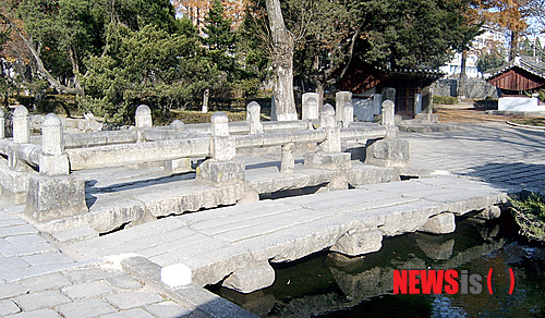 【대전=뉴시스】박희송 기자 = 문화재청은 북한이 세계유산으로 등재 신청한 '개성역사유적지구(The Historic Monuments and Sites in Kaesong)'가 23일 캄보디아 프놈펜에서 열린 유네스코 제37차 세계유산위원회(The World Heritage Committee)에서 세계유산(World Heritage)으로 등재가 확정됐다고 밝혔다. 사진은 지난 2005년 11월18일 선죽교. 2013.06.23. (사진=이혜은 동국대교수 제공)&nbsp; photo@newsis.com 