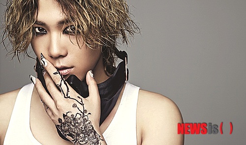 【서울=뉴시스】이재훈 기자 = 밴드 'FT아일랜드' 보컬 이홍기(23)가 네일 아티스트가 됐다.&nbsp; 매니지먼트사 FNC엔터테인먼트에 따르면, 이홍기는 7월12일 한국과 일본에서 '이홍기 네일 북' 한정판과 일반판을 내놓는다.&nbsp; '남성 네일아트' 아이콘으로 떠오른 이홍기는 '네일 북'을 통해 자신만의 네일 아트 철학뿐 아니라 다양한 에피소드, 화보, 실용적인 조언 등을 전한다.&nbsp; 이와 함께 '네일아트로 팬들과 소통하게 된 이야기', '팬들을 위해 디자인한 네일아트' 등의 내용도 들어있다.&nbsp; realpaper7@newsis.com 