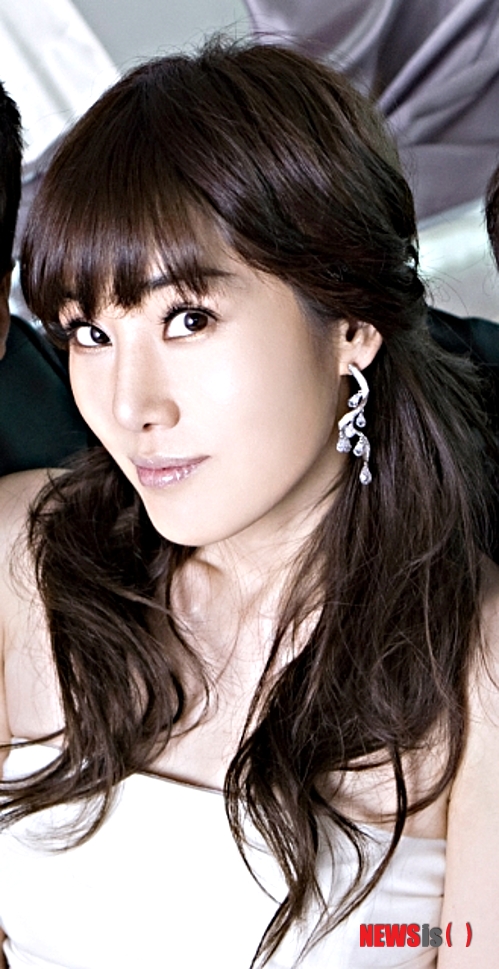 【서울=뉴시스】이재훈 기자 = 팝페라가수 이사벨이 노래한 MBC TV 드라마 '구가의 서' OST '마이 에덴(My Eden)'의 한국어 버전이 24일 음원사이트에 올랐다.&nbsp; 난해한 영어 버전으로만 공개돼 해석이 쉽지 않은 노래였다.&nbsp; 한국어 버전은 세상에 욕망이 판을 쳐도 사랑과 용서는 그 어떤 악도 다 물리칠수 있다는 내용을 알기 쉽게 풀어냈다. 강은경씨가 한국어 가사를 지었다.&nbsp; 드라마에서는 '구월령'(최진혁)과 '자홍명'(윤세아)이 눈물을 흘리는 장면에서 부각됐다.&nbsp; 한편 '구가의 서' OST에는 이사벨을 비롯해 백지영, 더원, 수지, 포맨, 이승기, 이상곤, 이지영, 신재 등이 참여한 총 12곡이 수록된다.&nbsp; realpaper7@newsis.com&nbsp;&nbsp; 