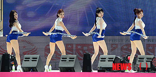 【서울=뉴시스】박종민 기자 = 24일 오후 서울 장충동 반얀트리스파 앤 클럽에서 그룹 '걸스데이'가 리패키지 앨범 쇼케이스에서 공연을 펼치고 있다. 상반기 '기대해'로 가요계 섹시열풍을 주도했던 걸스데이가 정규 1집 리패키지 '여자 대통령'으로 '6월 걸그룹 섹시대전'에 본격적으로 합류한다. 2013.06.23.&nbsp; jmc@newsis.com