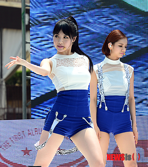 【서울=뉴시스】박종민 기자 = 24일 오후 서울 장충동 반얀트리스파 앤 클럽에서 그룹 '걸스데이'가 리패키지 앨범 쇼케이스에서 공연을 펼치고 있다. 상반기 '기대해'로 가요계 섹시열풍을 주도했던 걸스데이가 정규 1집 리패키지 '여자 대통령'으로 '6월 걸그룹 섹시대전'에 본격적으로 합류한다. 2013.06.23.&nbsp; jmc@newsis.com