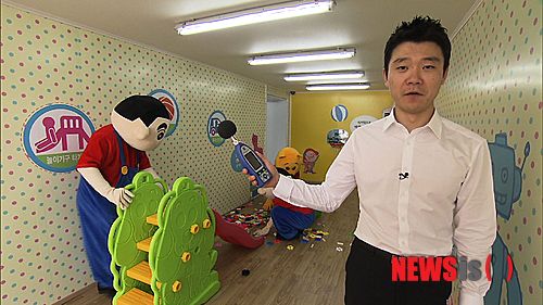 【서울=뉴시스】유상우 기자 = KTV ‘100년의 행복 희망 대한민국’이 25일 오후 2시30분 층간소음 전문가 자문단 ‘드림팀’을 소개한다. 아울러 민간일자리 징검다리 프로젝트와 강원도 춘천시의 춘천지구전투 전승행사를 보여준다.&nbsp; ‘기자의 눈’ 코너에서는 최근 증가한 층간소음 문제를 다룬다. 국토교통부의 ‘층간소음 줄이기 캠페인’에 따른 전문가 자문단 ‘드림팀’을 통해 층간소음 문제에 대한 심각성과 해결방법 등을 제시한다.&nbsp; ‘행복지수를 높여라’에서는 고용노동부와 서울시가 공동으로 추진하는 ‘민간일자리 징검다리 프로젝트’를 전한다. 주얼리 장인, 의료봉제, 성수동 수제화 장인 등 대표적인 유망 일자리의 훈련 과정을 취재하고 실제 취업에 성공한 사례자들을 만난다.&nbsp; ‘희망광장 24시’에서는 지난 21일부터 3일간 열린 강원도 춘천시 일대의 ‘춘천지구전투 전승행사’를 소개한다. 춘천지구전투는 6·25 개전 초기 국군 6사단이 탱크를 앞세운 괴뢰군의 침공을 육탄으로 저지해 국군의 방어선 형성을 가능하게 한 전투다. 이를 기념하는 시가지 행진과 전승식, 춘천지구전투 재현과 국군방송 위문열차 공연 등의 다채로운 행사를 전한다.&nbsp; swryu@newsis.com