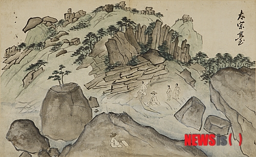 【서울=뉴시스】유상우 기자 = ‘저 사람은 어떤 사람인가? 수염과 눈썹이 하얗구나. 오사모(烏紗帽)를 쓰고 야복(野服)을 걸쳤으니 마음은 산림에 있으면서 조정에 이름을 올랐음을 알겠다. 가슴에는 만 권의 책을 간직하였고, 필력은 오악을 흔드니 세상 사람이야 어찌 알리. 나 혼자 즐기노라. 노인의 나이 일흔이요, 호는 노죽(露竹)이라. 초상을 스스로 그리고, 화찬도 손수 쓰네. 때는 현익섭제격(玄黓攝提格)(1782·정조6)이다.’&nbsp; 표암(豹菴) 강세황(1713~1791)이 손수 자신의 모습을 그리고 쓴 글이다. 표암의 초상화는 관모(오사모)에 평상복을 입은 예법에 어긋나는 모습이다. 그러나 출사(出仕)와 은일(隱逸)을 동시에 지향하는 사대부의 마음가짐을 보여준다.&nbsp; 국립중앙박물관은 조선 후기 대표 화가 강세황 탄신 300주년을 기념해 특별전 ‘표암 강세황-시대를 앞서 간 예술혼’을 25일 개막한다. ‘시·서·화(詩書畫) 삼절(三絶)’ ‘18세기 예원의 총수’로 알려진 표암의 예술 세계를 조명하는 전시회다.&nbsp; ‘표암유고’ 등 집안에 대대로 전해 오는 유물들과 ‘송도기행첩(松都紀行帖)’ 등 산수화, 초상화, 사군자화 등 대표 유물과 그가 글을 남긴 다른 화가들의 작품을 포함해 총 103점을 소개한다. 강현, 강세황, 강이오 초상 등 보물 6점도 있다.&nbsp; 표암은 단원 김홍도(1745~?)의 스승으로 알려진 조선 시대 문인 화가다. 개성 지역을 유람하고 제작한 ‘송도기행첩’의 화가로 잘 알려졌기도 하다. 명문가 출신이지만 출세를 포기하고 32세 때 처가가 있는 안산으로 이사한 뒤 벼슬길에 올라 상경하게 되기까지 30년 동안을 살았다. 61세가 되던 1773년 뒤늦게 시작된 관직 생활에서 한성부 판윤(서울시장)까지 올랐다. 70세 이상 정2품 이상의 관료들이 들어갈 수 있는 기로소에 입소했으며, 중국 사행(使行)에 부사(副使) 자격으로 참여해 건륭제를 알현하는 등 말년에는 남부럽지 않은 출세길을 달렸다.&nbsp; 전시에서는 70세에 그린 자화상과 강세황 기로소 입소를 기념해 정조의 명으로 이명기(1757~?)가 그린 초상, 궁중화원 한종유(1737~?)가 그려준 초상 등을 보여준다. 특히, 한종유가 부채에 그려준 강세황 61세 초상은 이번 전시를 통해 일반에 처음 공개된다.&nbsp; 표암의 일생을 담은 각종 자료도 나왔다. 진주강씨 문중에 전하는 강백년(1603~1681), 강현(1650~1733), 표암 관련 자료, 특히 관직 임명 교지, 각종 필묵, 유고 등을 통해 일생을 펼쳐놨다.&nbsp; 안산에서 교유한 여러 문사, 화가와의 만남도 구성했다. 30대 초반부터 안산에서 30년간 살면서 처남 유경종(1714~1784)과 서화 감식안을 키우고 화가 허필(1709~1768)과 합벽첩을 제작했다. 그러한 교유관계는 ‘지상편도(池上篇圖)’ ‘현정승집도(玄亭勝集圖)’ 등에 고스란히 담겨 있다. 실지풍경을 그린 표암의 그림, 소재와 채색 구사에서 새로운 시도를 추구한 면모도 조명한다.&nbsp;&nbsp; 당대 최고의 감식안을 보여주는 표암의 비평이 담긴 조선 시대 화가들의 작품도 전시했다. 겸재 정선, 관아재 조영석, 현재 심사정 등 조선 후기를 대표하는 많은 화가의 그림에 표암은 친필로 화평을 남겼다. 8월25일까지 볼 수 있다. 02-2077-9497&nbsp; swryu@newsis.com