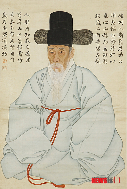 【서울=뉴시스】유상우 기자 = ‘저 사람은 어떤 사람인가? 수염과 눈썹이 하얗구나. 오사모(烏紗帽)를 쓰고 야복(野服)을 걸쳤으니 마음은 산림에 있으면서 조정에 이름을 올랐음을 알겠다. 가슴에는 만 권의 책을 간직하였고, 필력은 오악을 흔드니 세상 사람이야 어찌 알리. 나 혼자 즐기노라. 노인의 나이 일흔이요, 호는 노죽(露竹)이라. 초상을 스스로 그리고, 화찬도 손수 쓰네. 때는 현익섭제격(玄黓攝提格)(1782·정조6)이다.’&nbsp; 표암(豹菴) 강세황(1713~1791)이 손수 자신의 모습을 그리고 쓴 글이다. 표암의 초상화는 관모(오사모)에 평상복을 입은 예법에 어긋나는 모습이다. 그러나 출사(出仕)와 은일(隱逸)을 동시에 지향하는 사대부의 마음가짐을 보여준다.&nbsp; 국립중앙박물관은 조선 후기 대표 화가 강세황 탄신 300주년을 기념해 특별전 ‘표암 강세황-시대를 앞서 간 예술혼’을 25일 개막한다. ‘시·서·화(詩書畫) 삼절(三絶)’ ‘18세기 예원의 총수’로 알려진 표암의 예술 세계를 조명하는 전시회다.&nbsp; ‘표암유고’ 등 집안에 대대로 전해 오는 유물들과 ‘송도기행첩(松都紀行帖)’ 등 산수화, 초상화, 사군자화 등 대표 유물과 그가 글을 남긴 다른 화가들의 작품을 포함해 총 103점을 소개한다. 강현, 강세황, 강이오 초상 등 보물 6점도 있다.&nbsp; 표암은 단원 김홍도(1745~?)의 스승으로 알려진 조선 시대 문인 화가다. 개성 지역을 유람하고 제작한 ‘송도기행첩’의 화가로 잘 알려졌기도 하다. 명문가 출신이지만 출세를 포기하고 32세 때 처가가 있는 안산으로 이사한 뒤 벼슬길에 올라 상경하게 되기까지 30년 동안을 살았다. 61세가 되던 1773년 뒤늦게 시작된 관직 생활에서 한성부 판윤(서울시장)까지 올랐다. 70세 이상 정2품 이상의 관료들이 들어갈 수 있는 기로소에 입소했으며, 중국 사행(使行)에 부사(副使) 자격으로 참여해 건륭제를 알현하는 등 말년에는 남부럽지 않은 출세길을 달렸다.&nbsp; 전시에서는 70세에 그린 자화상과 강세황 기로소 입소를 기념해 정조의 명으로 이명기(1757~?)가 그린 초상, 궁중화원 한종유(1737~?)가 그려준 초상 등을 보여준다. 특히, 한종유가 부채에 그려준 강세황 61세 초상은 이번 전시를 통해 일반에 처음 공개된다.&nbsp; 표암의 일생을 담은 각종 자료도 나왔다. 진주강씨 문중에 전하는 강백년(1603~1681), 강현(1650~1733), 표암 관련 자료, 특히 관직 임명 교지, 각종 필묵, 유고 등을 통해 일생을 펼쳐놨다.&nbsp; 안산에서 교유한 여러 문사, 화가와의 만남도 구성했다. 30대 초반부터 안산에서 30년간 살면서 처남 유경종(1714~1784)과 서화 감식안을 키우고 화가 허필(1709~1768)과 합벽첩을 제작했다. 그러한 교유관계는 ‘지상편도(池上篇圖)’ ‘현정승집도(玄亭勝集圖)’ 등에 고스란히 담겨 있다. 실지풍경을 그린 표암의 그림, 소재와 채색 구사에서 새로운 시도를 추구한 면모도 조명한다.&nbsp;&nbsp; 당대 최고의 감식안을 보여주는 표암의 비평이 담긴 조선 시대 화가들의 작품도 전시했다. 겸재 정선, 관아재 조영석, 현재 심사정 등 조선 후기를 대표하는 많은 화가의 그림에 표암은 친필로 화평을 남겼다. 8월25일까지 볼 수 있다. 02-2077-9497&nbsp; swryu@newsis.com