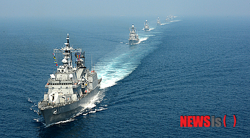 【서울=뉴시스】24일 동해 해상에서 진행된 6.25 상기 해상기동훈련에서 해군 1함대 소속 구축함인 광개토대왕함(앞)과 호위함인 부산함(두번째), 초계함이 종렬진을 이루어 해상기동을 하고 있다. 2013.06.24. (사진=해군 제공)&nbsp;&nbsp; photo@newsis.com