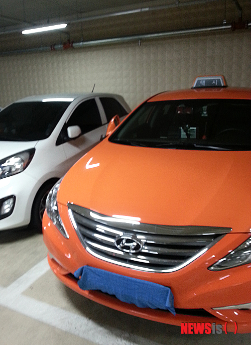 【정선=뉴시스】홍춘봉 기자 = 강원 정선군 강원랜드 주변 파파라치가 차량의 불법영업행위 적발로 연간 5000만원에 달하는 포상금을 타는 것으로 나타났다. 사진은 이달 초 강원랜드 지하주차장에 파파라치의 적발을 피하기 위해 영업용 택시번호판을 천으로 감싸 놓은 모습.&nbsp; casinohong@newsis.com 