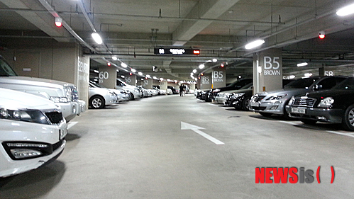 【정선=뉴시스】홍춘봉 기자 = 강원 정선군 강원랜드 주변 파파라치의 주 활동무대인 강원랜드 지하주차장은 지하5층에 1500대 가량의 차량을 주차할 수 있다.&nbsp; casinohong@newsis.com 
