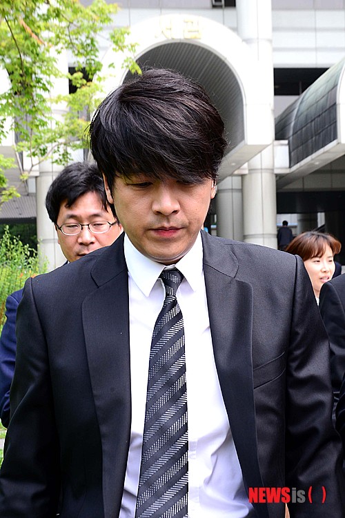 【서울=뉴시스】전신 기자 = 부인 차량에 위치 추적기를 부착하고 폭행한 혐의로 불구속 기소된 배우 류시원이 25일 오전 서울 서초구 서울중앙지방법원에서 첫 공판을 마친 후 차량으로 이동하고 있다. 2013.06.25.&nbsp; photo1006@newsis.com