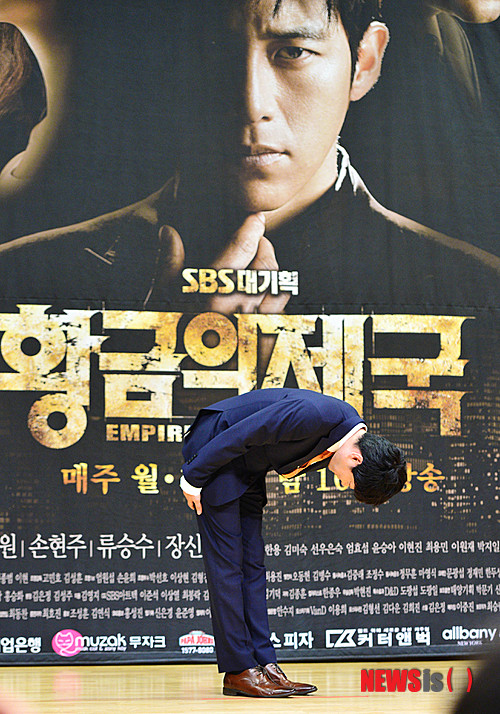 【서울=뉴시스】박문호 기자 = 배우 고수가 25일 서울 목동 SBS 사옥에서 열린 SBS TV 기획 월화드라마 ‘황금의 제국’ 제작발표회에서 허리 숙여 인사하고 있다. 이 드라마는 오는 7월 1일부터 방영된다. 2013.06.25. go2@newsis.com
