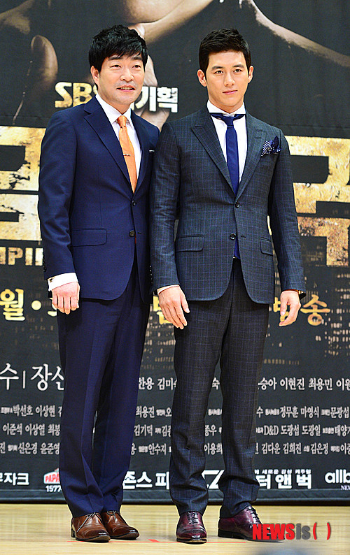 【서울=뉴시스】박문호 기자 = 배우 고수(오른쪽)와 손현주가 25일 서울 목동 SBS 사옥에서 열린 SBS TV 기획 월화드라마 ‘황금의 제국’ 제작발표회에서 포즈를 취하고 있다. 이 드라마는 오는 7월 1일부터 방영된다. 2013.06.25. go2@newsis.com