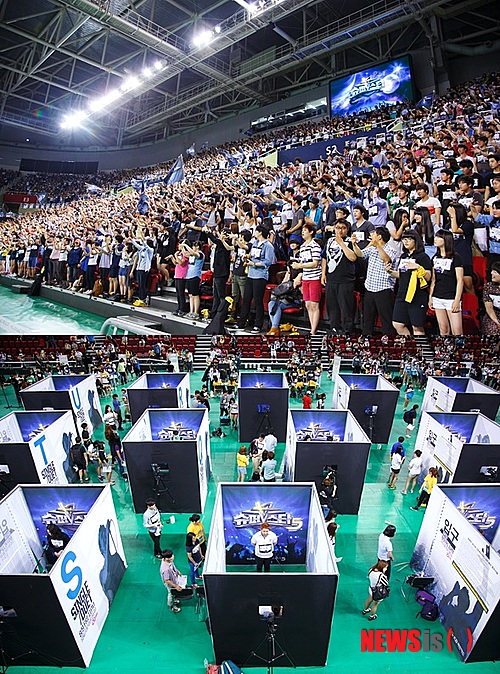 【서울=뉴시스】김정환 기자 = 엠넷 오디션프로그램 ‘슈퍼스타K 5’가 서울 예선에서 50명을 선발한다.&nbsp; 엠넷은 본선격인 ‘슈퍼스타K 5’의 ‘슈퍼위크’ 진출인원과 현재 합격자 수를 25일 공개했다.&nbsp; 슈퍼위크에 진출하는, 즉 지역예선 통과 인원은 120명이다. 이중 현재까지 70명이 선발된 상태다.&nbsp; 29, 30일 서울 상암 월드컵경기장에서 열리는 서울 지역예선만 남겨놓고 있다. 서울 예선에서만 전체 슈퍼위크 진출자의 40%에 달하는 50명을 뽑는다.&nbsp; 제작진이 2009년부터 올해까지 5개 시즌을 이어오면서 지역예선이 끝나기도 전에 슈퍼위크에 진출시킬 인원과 현재까지의 합격자 수를 공개하는 것은 처음이다.&nbsp; 담당 이선영 PD는 “지역예선에서 이미 출중한 실력을 갖춘 참가자들을 숱하게 만났다. 하지만 역대 '슈퍼스타K'의 생방송 진출자에 수도권 출신이 월등히 많았던 점을 감안해 남은 진출자 50명을 서울 예선에서 가리기로 결정했다”고 전했다.&nbsp; ARS, UCC, 카카오톡, 금영노래방, 엠넷스타 애플리케이션 등을 통한 접수는 27일 마감한다. 이날까지 접수를 못한다면 '슈퍼스타K5’ 홈페이지(http://superstark.interest.me)에서 지원서를 다운로드한 뒤 현장 접수처에 제출하거나 현장에서 지원서를 작성한 뒤 서울 예선에 응시하면 된다.&nbsp; ‘슈퍼스타K5’는 지난 19일 지원자 150만명을 돌파했다. 지난해 시즌4 지원자는 총 208만3447명이었다.&nbsp; 첫 방송은 8월9일 밤 11시.&nbsp; ace@newsis.com