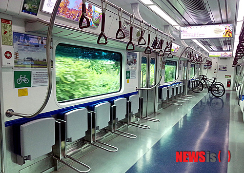 【대전=뉴시스】박희송 기자 = 코레일은 6월 현재 MTB등 일반자전거를 실을 수 있는 열차(무궁화호)는 중앙선 14개, 태백선 16개, 호남선 4개, 영동선 2개, 경북선 6개 열차 등 5개 노선에 총 42개 열차가 운행 중이라고 26일 밝혔다. 사진은 중앙선 자전거 전용열차. 2013.06.26. (사진=코레일 제공)&nbsp; photo@newsis.com 