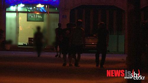 【서울=뉴시스】유상우 기자 = 국방부가 발칵 뒤집혔다. 국방부 홍보지원대 소속 연예인들이 또 사고를 쳤기 때문이다.&nbsp; SBS TV ‘현장 21’은 25일 최근 강원도 춘천에서 열린 위문공연이 끝난 연예병사들이 사복차림으로 불법 안마시술소를 드나드는 현장을 포착했다. 술을 마시고 휴대전화를 사용하는 모습도 담았다. 모두 군법 위반이다.&nbsp; 춘천 공연에는 김경현과 KCM(강창모), 세븐(최동욱), ‘마이티마우스’ 상추(이상철), 비(정지훈) 등이 참가했다. 이 가운데 이병 최동욱과 일병 이상철이 안마시술소를 출입하다가 걸렸다.&nbsp; 이들의 행동은 군형법 제79조 무단이탈에 해당한다. 허가 없이 근무장소나 지정장소를 일시적으로 이탈하거나 지정한 시간까지 지정한 장소에 도달하지 못한 병사는 1년 이하의 징역이나 금고 또는 300만 원 이하의 벌금에 처한다고 규정하고 있다. 또 품위를 손상하는 행위와 직무상의 의무 위반과 직무를 게을리했고(군인사법 제56조), 군인의 명예를 손상했다(군인복무규율 제9조)&nbsp; 국방부는 홍보지원대 관리실태 전반에 대한 감사에 들어갔다. 국방부는 “관리가 소홀했다”며 “사실로 확인되면 군 기강과 품위를 훼손한 해당자들을 관련 법규에 따라 엄중히 처벌할 것”이라고 전했다.&nbsp; 앞서 박현회 국방홍보원 라디오부장은 “무릎과 어깨가 좋지 않아 마사지를 받으러 간 것”이라고 해명, 여론의 뭇매를 맞고 있다.&nbsp; 이와 함께 이번 기회에 연예병사 제도를 폐지해야 한다는 목소리가 높아졌다. 국방부 홈페이지도 ‘연예병사 폐지’를 요구하는 글들로 넘쳐나고 있다. “연예병사가 왜 필요하지 모르겠다” “연예병사 없애는 게 일반 사병들에게 도움이 된다” 등이다.&nbsp; “국방홍보 담당자가 소속사 사장이나 매니저 같다” “연예병사들인지 민간인인지, 행동은 군인이 아니었다” “정지훈 사건처럼 대충 끝내지 말 것” 등 사건 이후 국방홍보원의 잘못된 대처를 질타하는 글도 쏟아지고 있다.&nbsp; 국방부는 지난 1월 가수 비가 탤런트 김태희와 만나는 과정에서 군인복무 규율을 위반한 이후 여론이 악화하자 ‘외출 때 간부가 인솔’ ‘오후 10시 이전 부대 복귀’ 등의 연예병사 관리지침을 마련했다. 당시 비는 1주간 근신 처분을 받았다.&nbsp; 한편, 방송 전 이들의 소속사 측은 “방송을 지켜보고 법적 대응을 하겠다”고 경고했지만, 결국 꼬리를 내리고 말았다. “문제가 된 만큼 처벌을 받아야 할 것 같다”며 말을 바꿨다.&nbsp; swryu@newsis.com