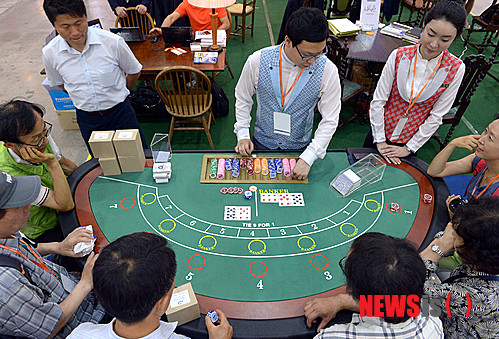 【서울=뉴시스】김인철 기자 = 26일 오후 서울 삼성동 코엑스 전시장에서 열린 KOREA MICE EXPO 2013에서 관람객들이 각 지역의 특화상품들을 관람, 체험하고 있다.&nbsp; MICE란 Meeting(회의), Incentives(포상관광), Convention(컨벤션), Events & Exhibition(이벤트와 전시)의 약자로, 폭넓게 정의한 전시박람회와 산업을 의미한다. 2013.06.26&nbsp; yatoya@newsis.com