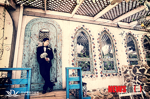 【서울=뉴시스】박영주 기자 = 9월7일 동성결혼을 앞두고 있는 영화감독 김조광수(48)씨와 레인보우팩토리 대표 김승환(29)씨 커플이 웨딩사진을 공개했다. 지난 11일 인천 강화도의 펜션에서 턱시도와 드레스를 번갈아 입어가며 찍은 것들이다. 이들은 "사회에서 남성과 여성을 구분하는 잣대가 의복이다. 그 의복으로 여성의 몸을 제한하기 때문에 그 틀 자체를 웨딩사진을 통해 깨고 싶었다. 그리고 여장을 한 것이 아니라 드레스를 입고 화장을 한 것"이라고 전했다. 또 "여성이 과거 남성의 전유물이었던 바지를 입는 것을 허용하면서 남성이 여성의 옷을 입는 것을 불쾌하게 생각하는 것 자체가 여성성에 대한 혐오다. 우리를 통해 이러한 고정관념을 바꾸고 싶다"고 말했다. 두 사람은 2004년 성소수자협회에서 처음 만나 2005년부터 교제를 시작했다. 김조 감독은 2010년 서울국제여성영화제 시상식장에서 김 대표에게 프러포즈를 했다. 야외에서 공개 결혼식을 올릴 예정이다. 축의금으로 레즈비언, 게이, 바이섹슈얼, 트랜스젠더 등 성적소수자들을 위한 무지개센터(LGBT센터)를 건립해 한국 동성애 인권운동의 전환점을 마련한다는 계획이다. 동성결혼 합법화를 투쟁도 벌인다. 한편, 김조 감독의 영화 '두 번의 결혼식과 한 번의 장례식'은 세계 최대 규모 LGBT영화제인 샌프란시스코LGBT 영화제에 초청됐다. 김조 감독과 김 대표는 영화제에 참석한 뒤 뉴욕 LGBT센터를 방문한다. gogogirl@newsis.com