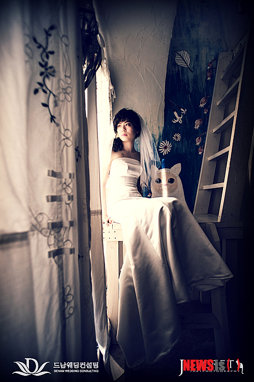 【서울=뉴시스】박영주 기자 = 9월7일 동성결혼을 앞두고 있는 영화감독 김조광수(48)씨와 레인보우팩토리 대표 김승환(29)씨 커플이 웨딩사진을 공개했다. 지난 11일 인천 강화도의 펜션에서 턱시도와 드레스를 번갈아 입어가며 찍은 것들이다. 이들은 "사회에서 남성과 여성을 구분하는 잣대가 의복이다. 그 의복으로 여성의 몸을 제한하기 때문에 그 틀 자체를 웨딩사진을 통해 깨고 싶었다. 그리고 여장을 한 것이 아니라 드레스를 입고 화장을 한 것"이라고 전했다. 또 "여성이 과거 남성의 전유물이었던 바지를 입는 것을 허용하면서 남성이 여성의 옷을 입는 것을 불쾌하게 생각하는 것 자체가 여성성에 대한 혐오다. 우리를 통해 이러한 고정관념을 바꾸고 싶다"고 말했다. 두 사람은 2004년 성소수자협회에서 처음 만나 2005년부터 교제를 시작했다. 김조 감독은 2010년 서울국제여성영화제 시상식장에서 김 대표에게 프러포즈를 했다. 야외에서 공개 결혼식을 올릴 예정이다. 축의금으로 레즈비언, 게이, 바이섹슈얼, 트랜스젠더 등 성적소수자들을 위한 무지개센터(LGBT센터)를 건립해 한국 동성애 인권운동의 전환점을 마련한다는 계획이다. 동성결혼 합법화를 투쟁도 벌인다. 한편, 김조 감독의 영화 '두 번의 결혼식과 한 번의 장례식'은 세계 최대 규모 LGBT영화제인 샌프란시스코LGBT 영화제에 초청됐다. 김조 감독과 김 대표는 영화제에 참석한 뒤 뉴욕 LGBT센터를 방문한다. gogogirl@newsis.com