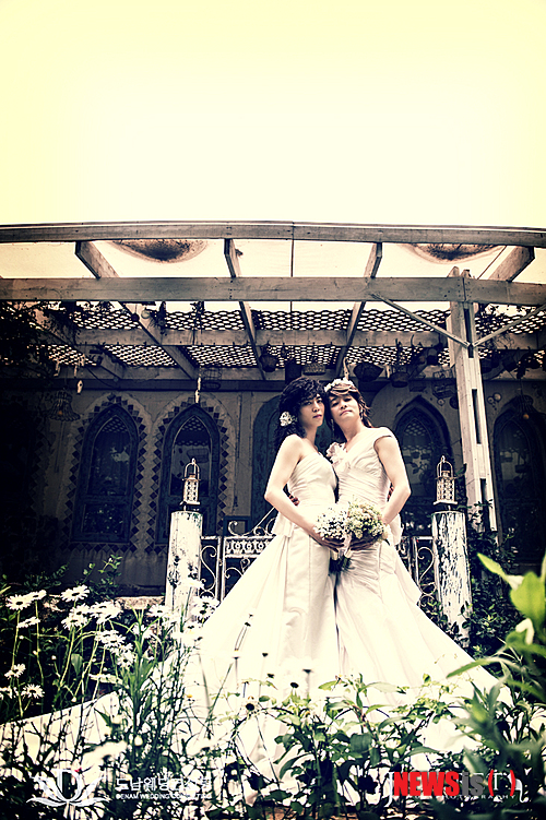 【서울=뉴시스】박영주 기자 = 9월7일 동성결혼을 앞두고 있는 영화감독 김조광수(48)씨와 레인보우팩토리 대표 김승환(29)씨 커플이 웨딩사진을 공개했다. 지난 11일 인천 강화도의 펜션에서 턱시도와 드레스를 번갈아 입어가며 찍은 것들이다. 이들은 "사회에서 남성과 여성을 구분하는 잣대가 의복이다. 그 의복으로 여성의 몸을 제한하기 때문에 그 틀 자체를 웨딩사진을 통해 깨고 싶었다. 그리고 여장을 한 것이 아니라 드레스를 입고 화장을 한 것"이라고 전했다. 또 "여성이 과거 남성의 전유물이었던 바지를 입는 것을 허용하면서 남성이 여성의 옷을 입는 것을 불쾌하게 생각하는 것 자체가 여성성에 대한 혐오다. 우리를 통해 이러한 고정관념을 바꾸고 싶다"고 말했다. 두 사람은 2004년 성소수자협회에서 처음 만나 2005년부터 교제를 시작했다. 김조 감독은 2010년 서울국제여성영화제 시상식장에서 김 대표에게 프러포즈를 했다. 야외에서 공개 결혼식을 올릴 예정이다. 축의금으로 레즈비언, 게이, 바이섹슈얼, 트랜스젠더 등 성적소수자들을 위한 무지개센터(LGBT센터)를 건립해 한국 동성애 인권운동의 전환점을 마련한다는 계획이다. 동성결혼 합법화를 투쟁도 벌인다. 한편, 김조 감독의 영화 '두 번의 결혼식과 한 번의 장례식'은 세계 최대 규모 LGBT영화제인 샌프란시스코LGBT 영화제에 초청됐다. 김조 감독과 김 대표는 영화제에 참석한 뒤 뉴욕 LGBT센터를 방문한다. gogogirl@newsis.com